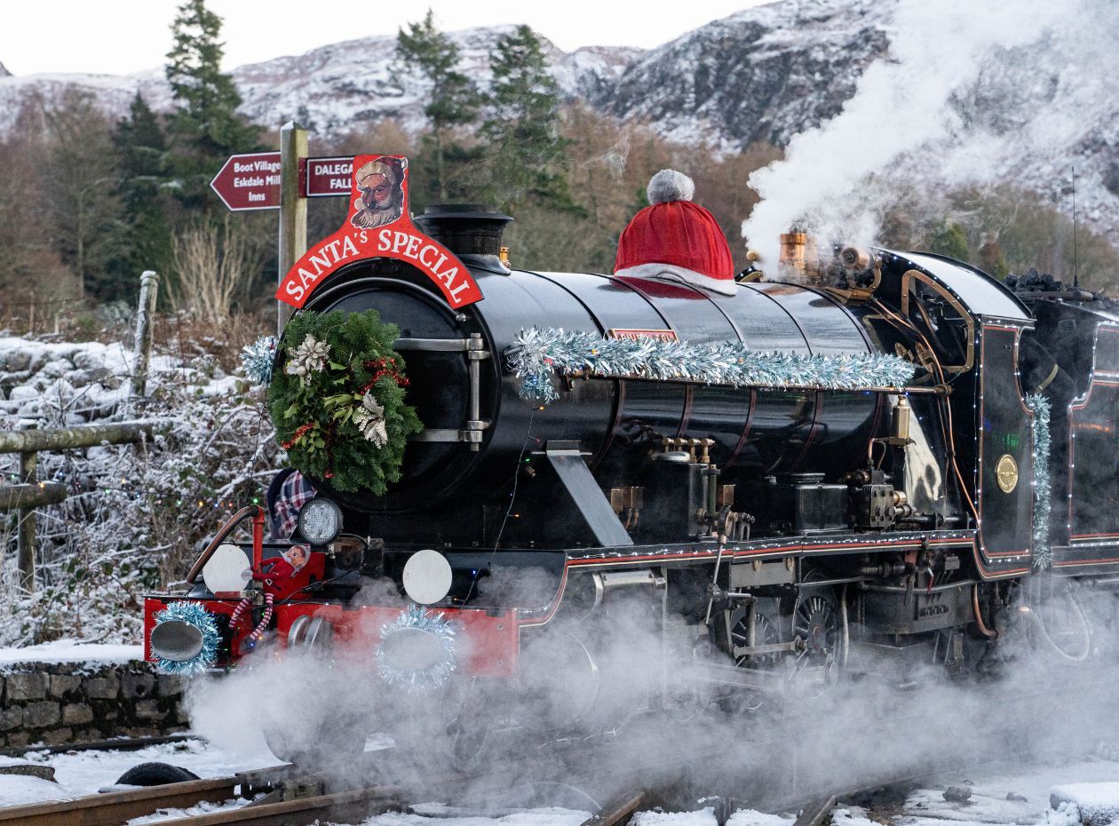 Steam locomotive 'River Esk' festively decorated in the snow